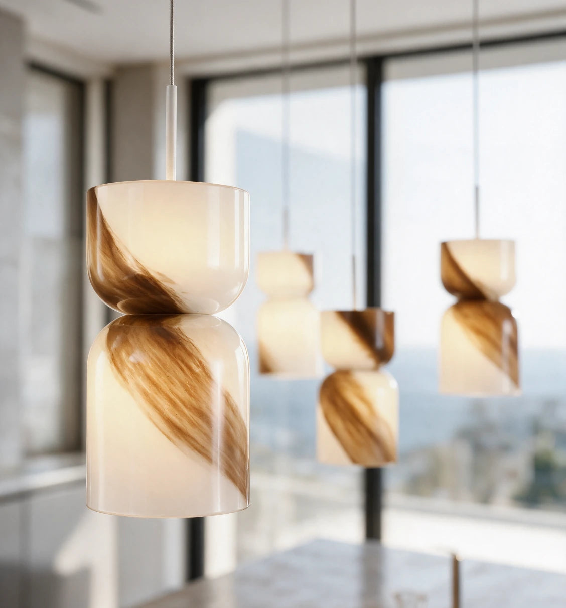 Vier Leuchtkörper aus Glas in Weiß und Braun