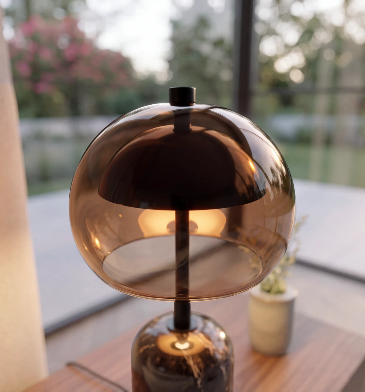 Warmes Licht bricht durch mundgeblasenes Glas