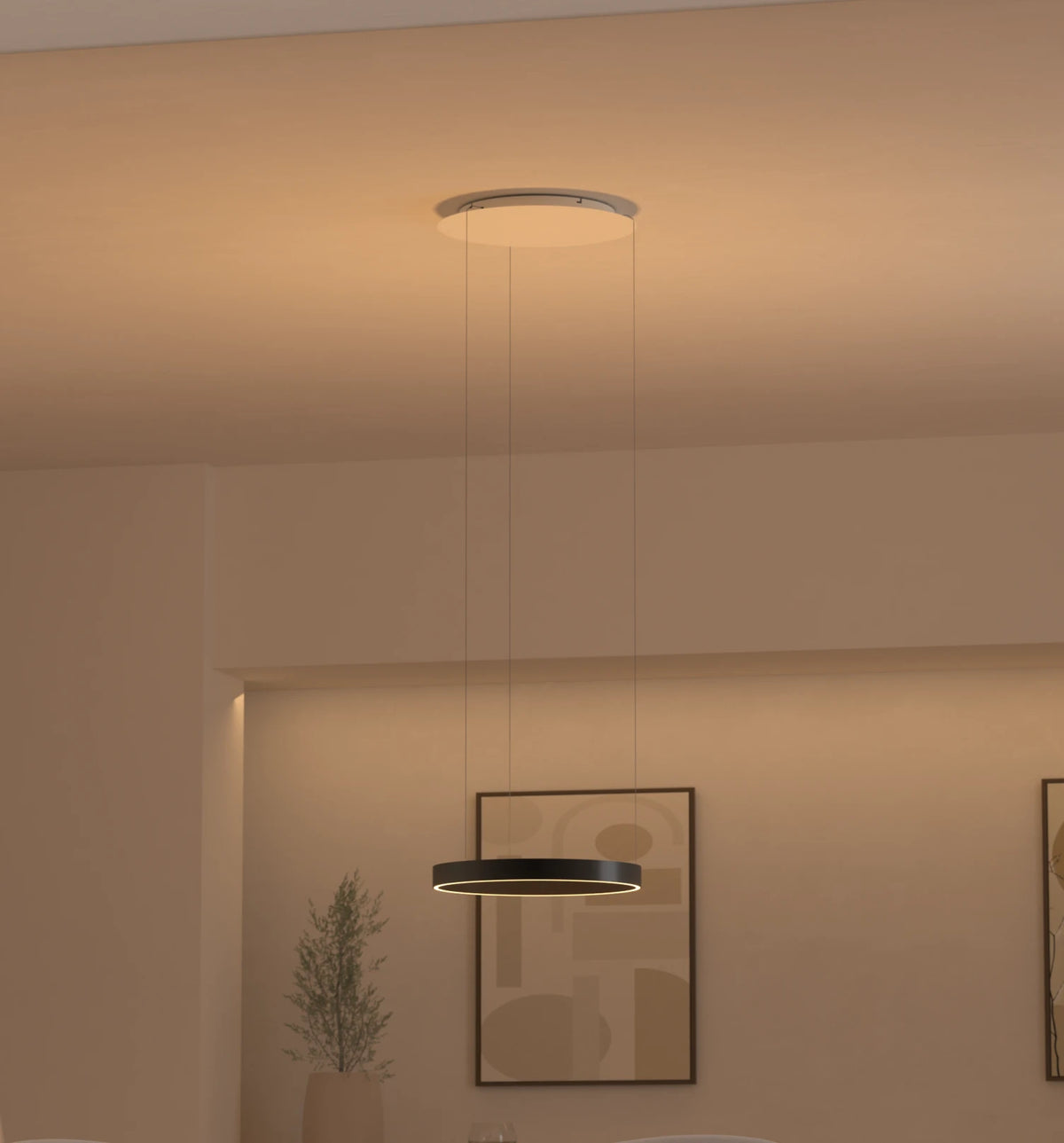 Een lichtgevende cirkel boven de eettafel